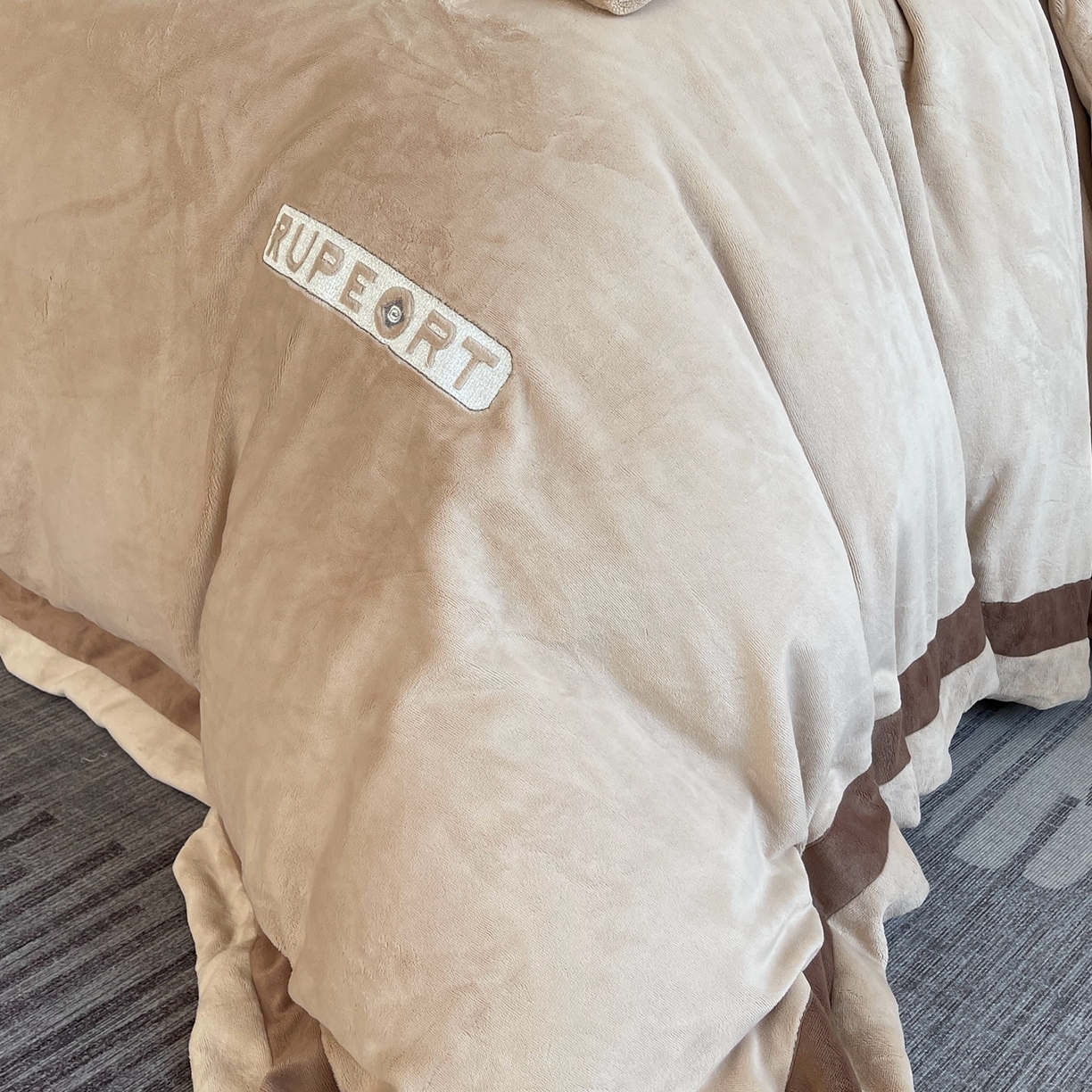 91家纺网 家纺一手货源 找家纺 莱豫家纺 2025秋冬新款加厚全消光绣花牛奶绒四件套标准12斤加大14斤送包装 马德里卡其