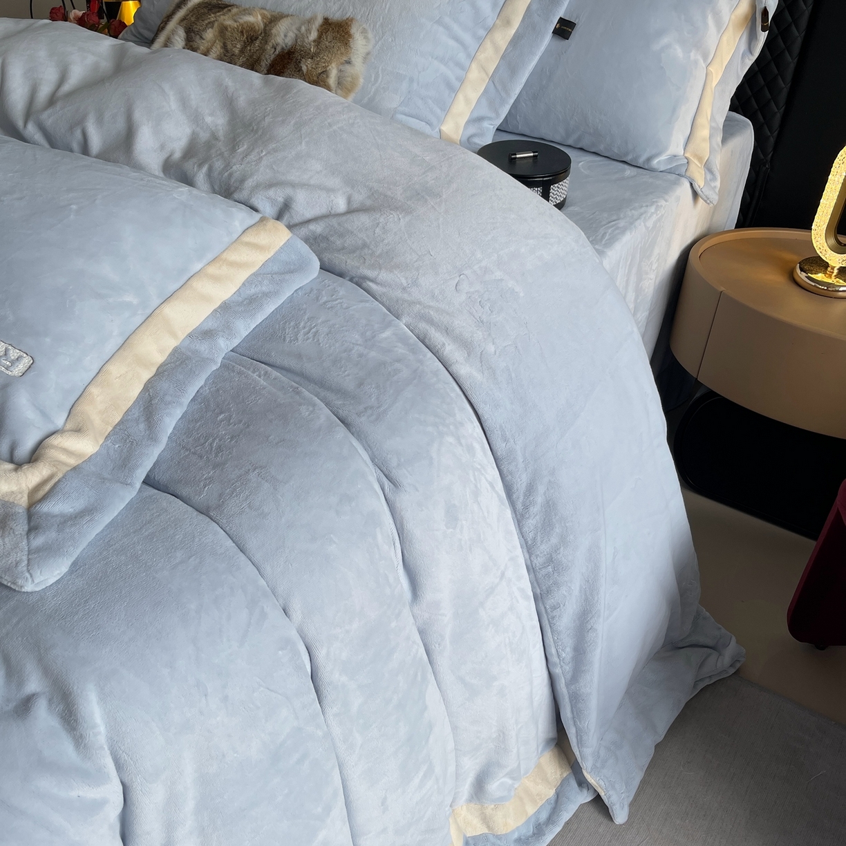 91家纺网 家纺一手货源 找家纺 莱豫家纺 2025秋冬新款加厚全消光绣花牛奶绒四件套标准12斤加大14斤送包装 马德里蓝