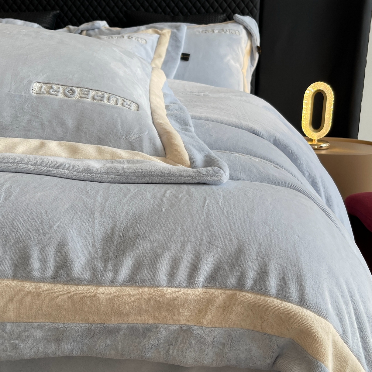 91家纺网 家纺一手货源 找家纺 莱豫家纺 2025秋冬新款加厚全消光绣花牛奶绒四件套标准12斤加大14斤送包装 马德里蓝