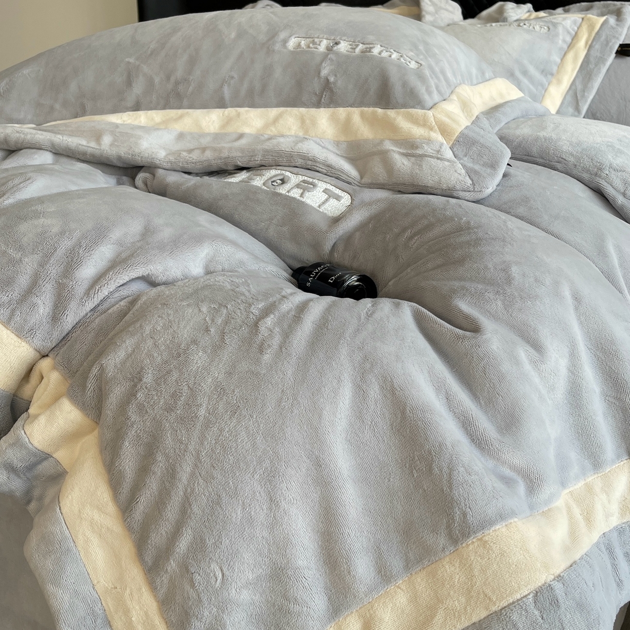 91家纺网 家纺一手货源 找家纺 莱豫家纺 2025秋冬新款加厚全消光绣花牛奶绒四件套标准12斤加大14斤送包装 马德里蓝灰