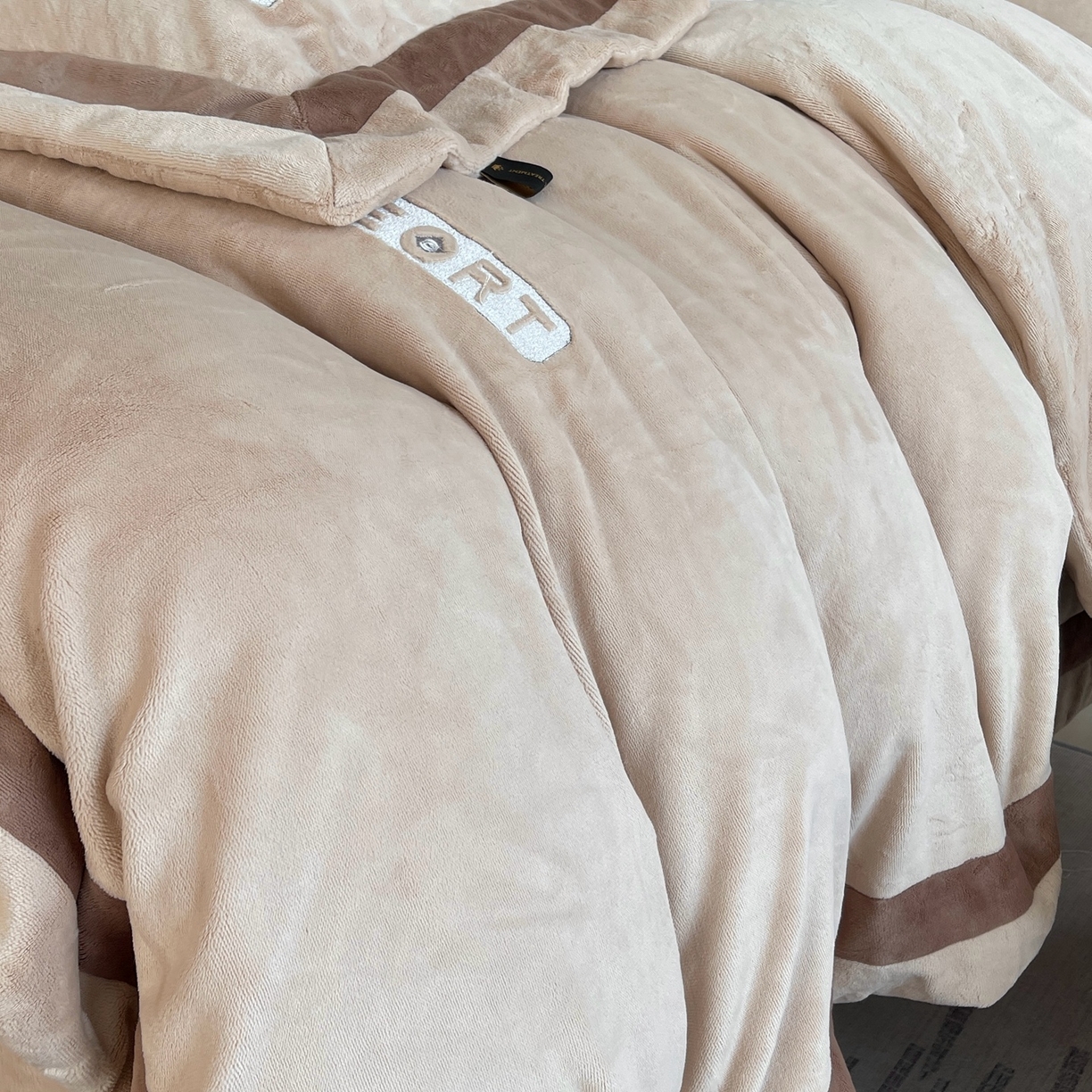 91家纺网 家纺一手货源 找家纺 莱豫家纺 2025秋冬新款加厚全消光绣花牛奶绒四件套标准12斤加大14斤送包装 马德里卡其