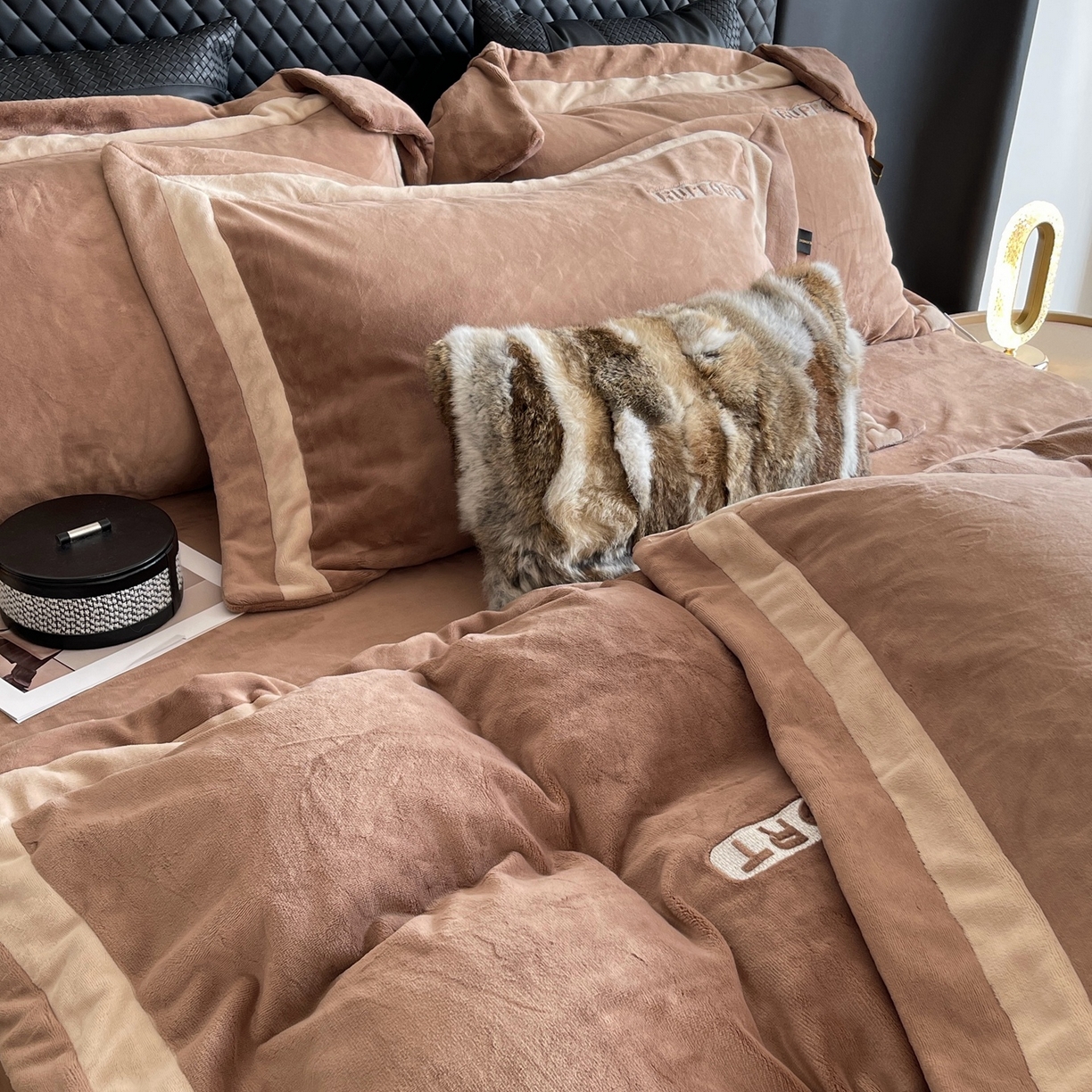 91家纺网 家纺一手货源 找家纺 莱豫家纺 2025秋冬新款加厚全消光绣花牛奶绒四件套标准12斤加大14斤送包装 马德里咖