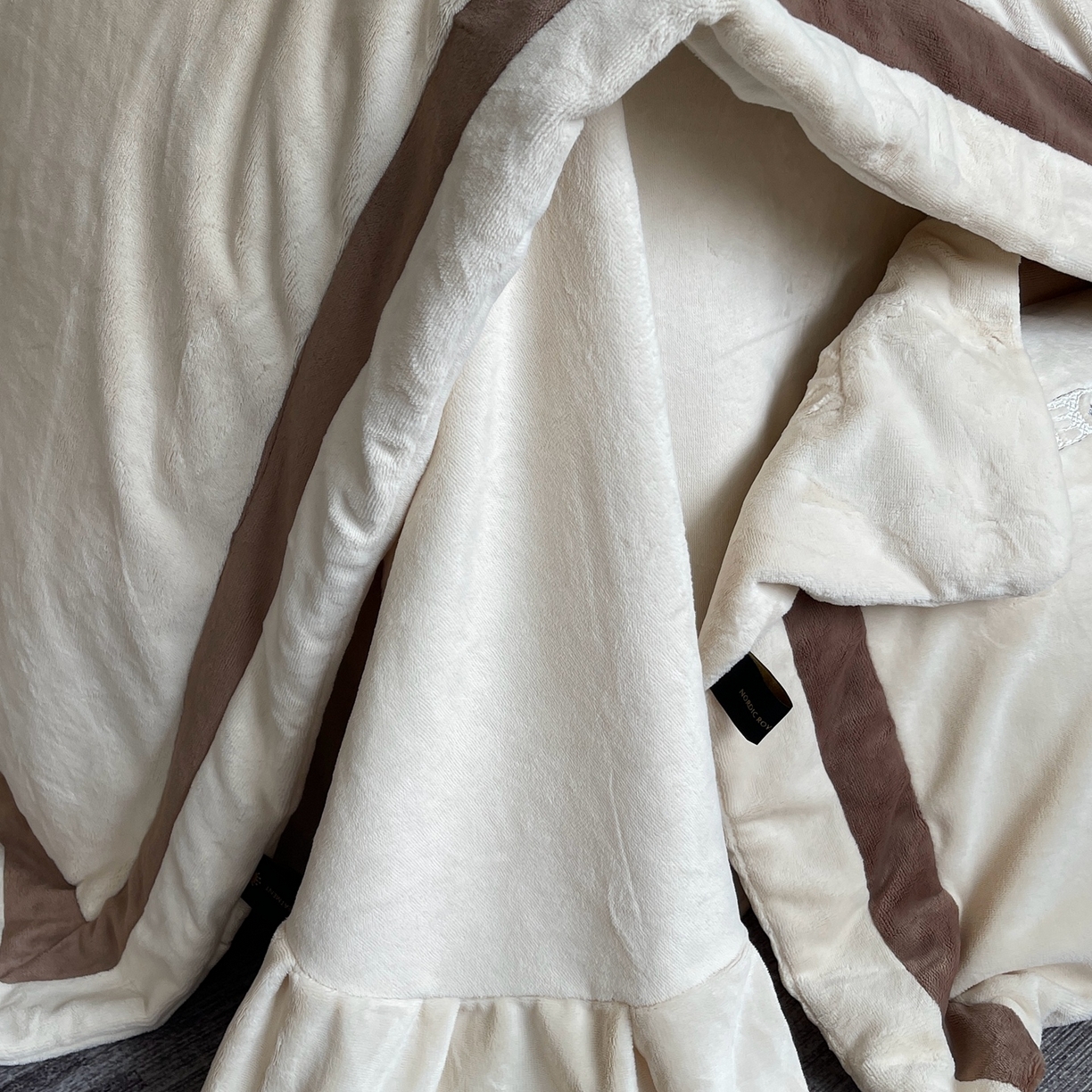 91家纺网 家纺一手货源 找家纺 莱豫家纺 2025秋冬新款加厚全消光绣花牛奶绒四件套标准12斤加大14斤送包装 马德里米