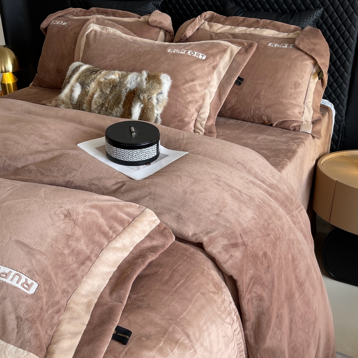 91家纺网 家纺一手货源 找家纺 莱豫家纺 2025秋冬新款加厚全消光绣花牛奶绒四件套标准12斤加大14斤送包装 马德里咖