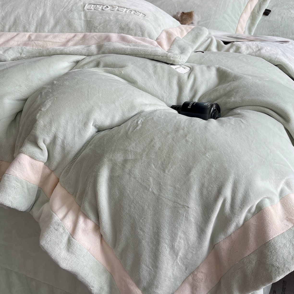 91家纺网 家纺一手货源 找家纺 莱豫家纺 2025秋冬新款加厚全消光绣花牛奶绒四件套标准12斤加大14斤送包装 马德里绿