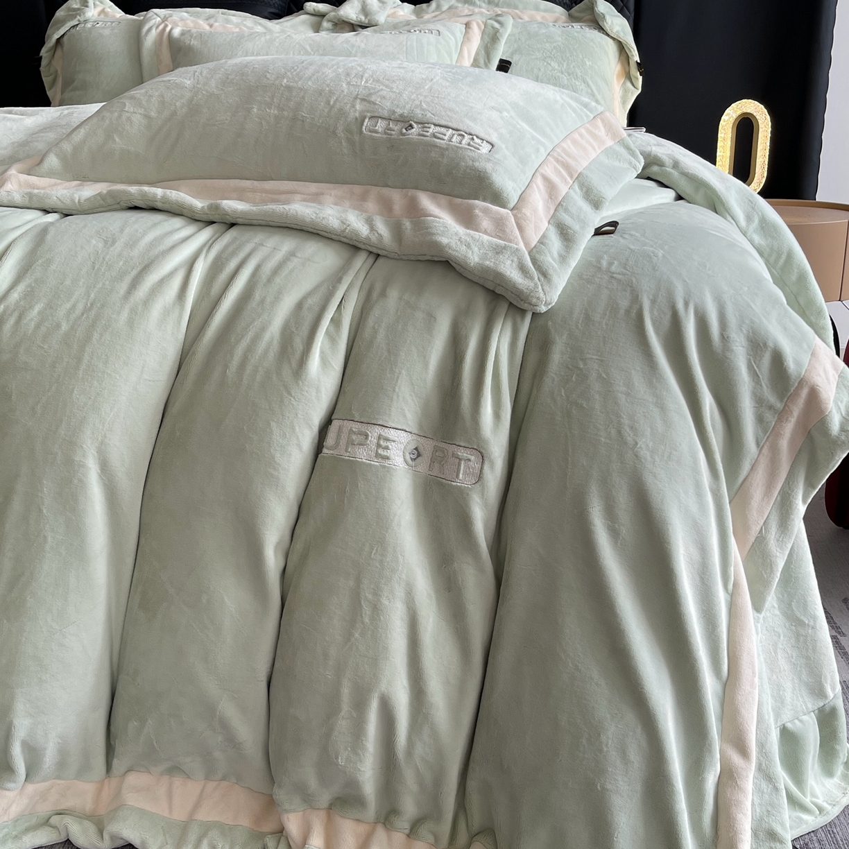 91家纺网 家纺一手货源 找家纺 莱豫家纺 2025秋冬新款加厚全消光绣花牛奶绒四件套标准12斤加大14斤送包装 马德里绿