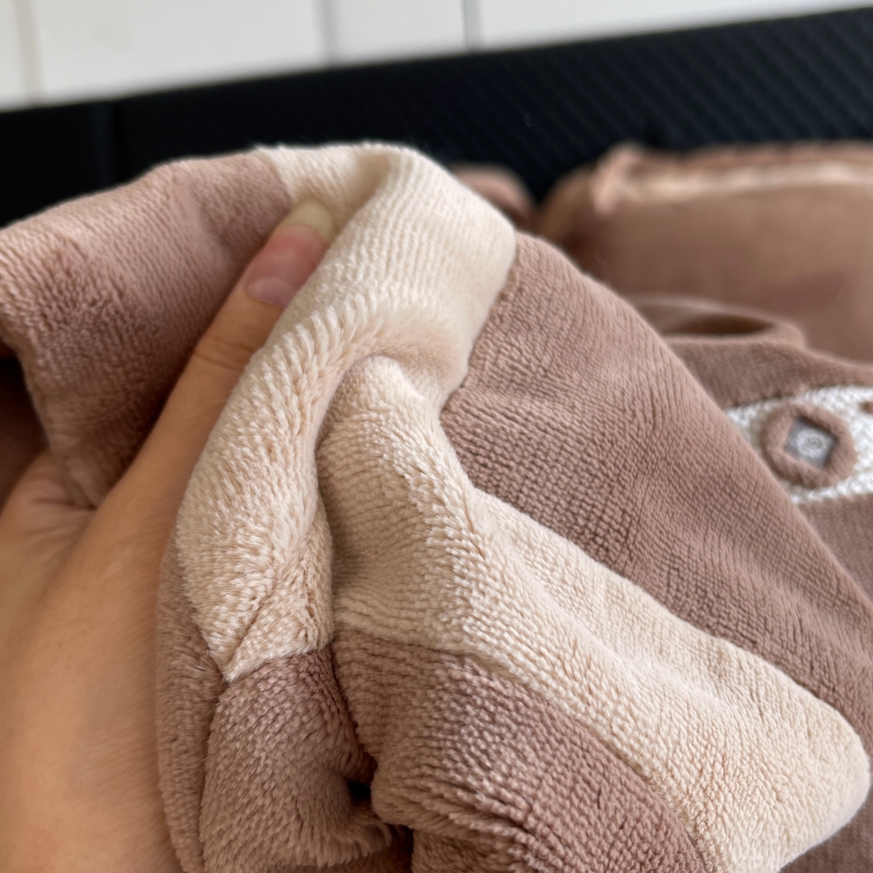 91家纺网 家纺一手货源 找家纺 莱豫家纺 2025秋冬新款加厚全消光绣花牛奶绒四件套标准12斤加大14斤送包装 马德里咖