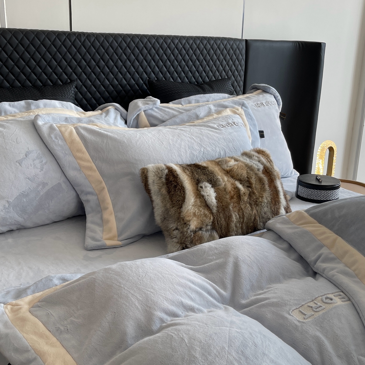 91家纺网 家纺一手货源 找家纺 莱豫家纺 2025秋冬新款加厚全消光绣花牛奶绒四件套标准12斤加大14斤送包装 马德里蓝