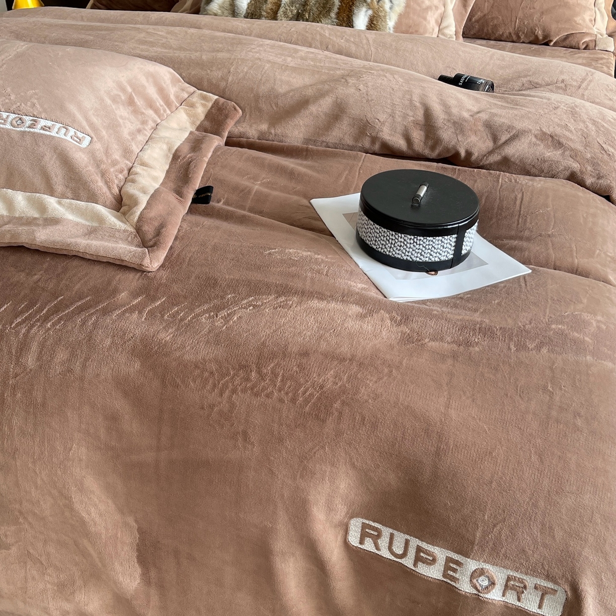 91家纺网 家纺一手货源 找家纺 莱豫家纺 2025秋冬新款加厚全消光绣花牛奶绒四件套标准12斤加大14斤送包装 马德里咖