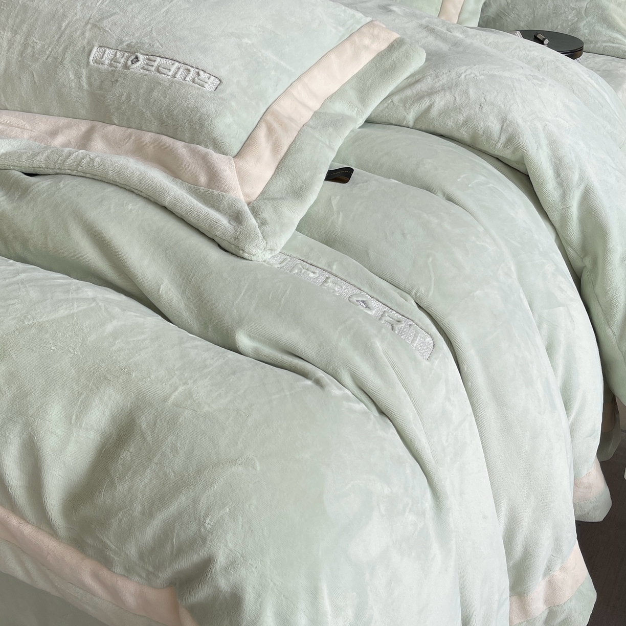 91家纺网 家纺一手货源 找家纺 莱豫家纺 2025秋冬新款加厚全消光绣花牛奶绒四件套标准12斤加大14斤送包装 马德里绿