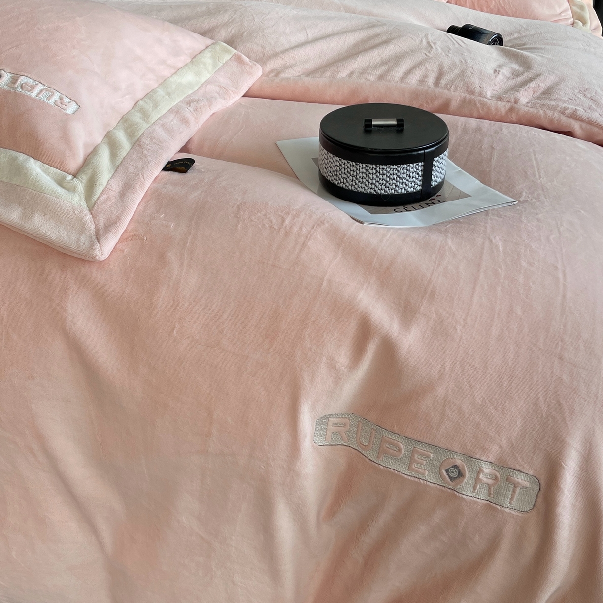 91家纺网 家纺一手货源 找家纺 （总）莱豫家纺 2025秋冬新款加厚全消光绣花牛奶绒四件套标准12斤加大14斤送包装