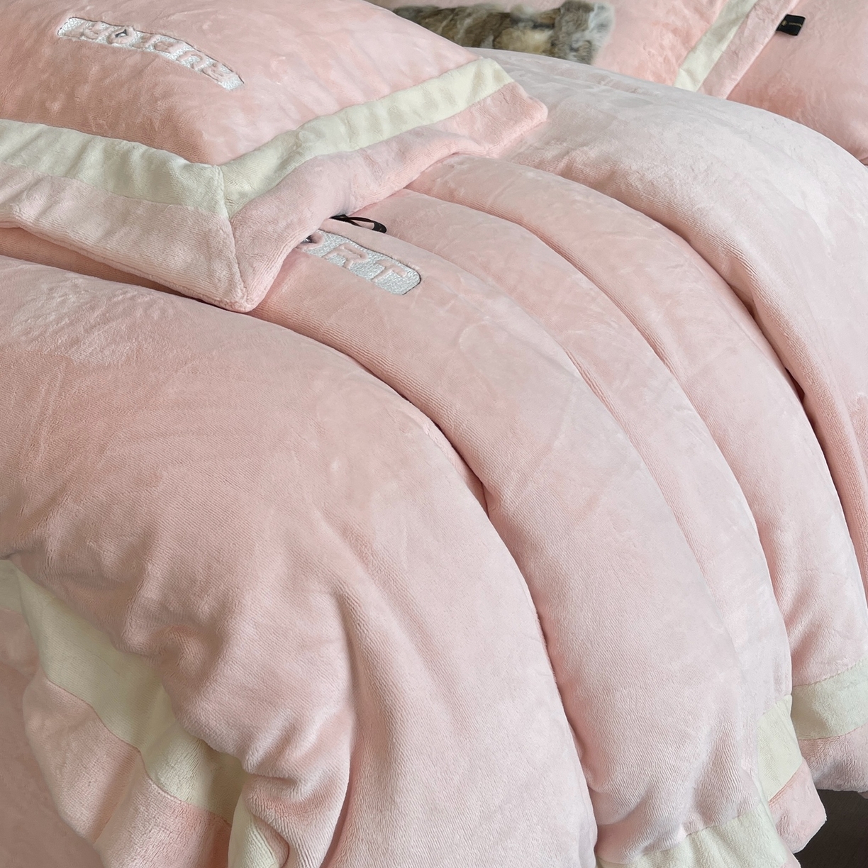 91家纺网 家纺一手货源 找家纺 莱豫家纺 2025秋冬新款加厚全消光绣花牛奶绒四件套标准12斤加大14斤送包装 马德里粉