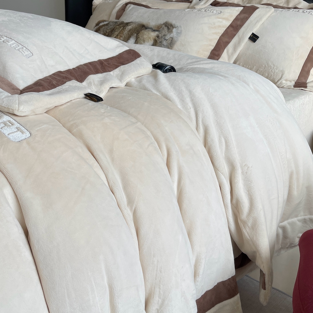 91家纺网 家纺一手货源 找家纺 莱豫家纺 2025秋冬新款加厚全消光绣花牛奶绒四件套标准12斤加大14斤送包装 马德里米