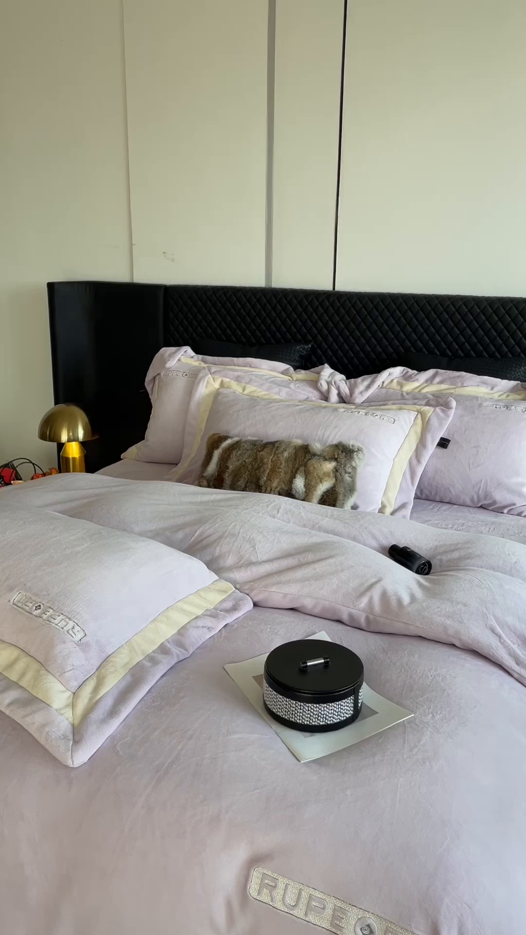 91家纺网 家纺一手货源 找家纺 莱豫家纺 2025秋冬新款加厚全消光绣花牛奶绒四件套标准12斤加大14斤送包装 马德里紫