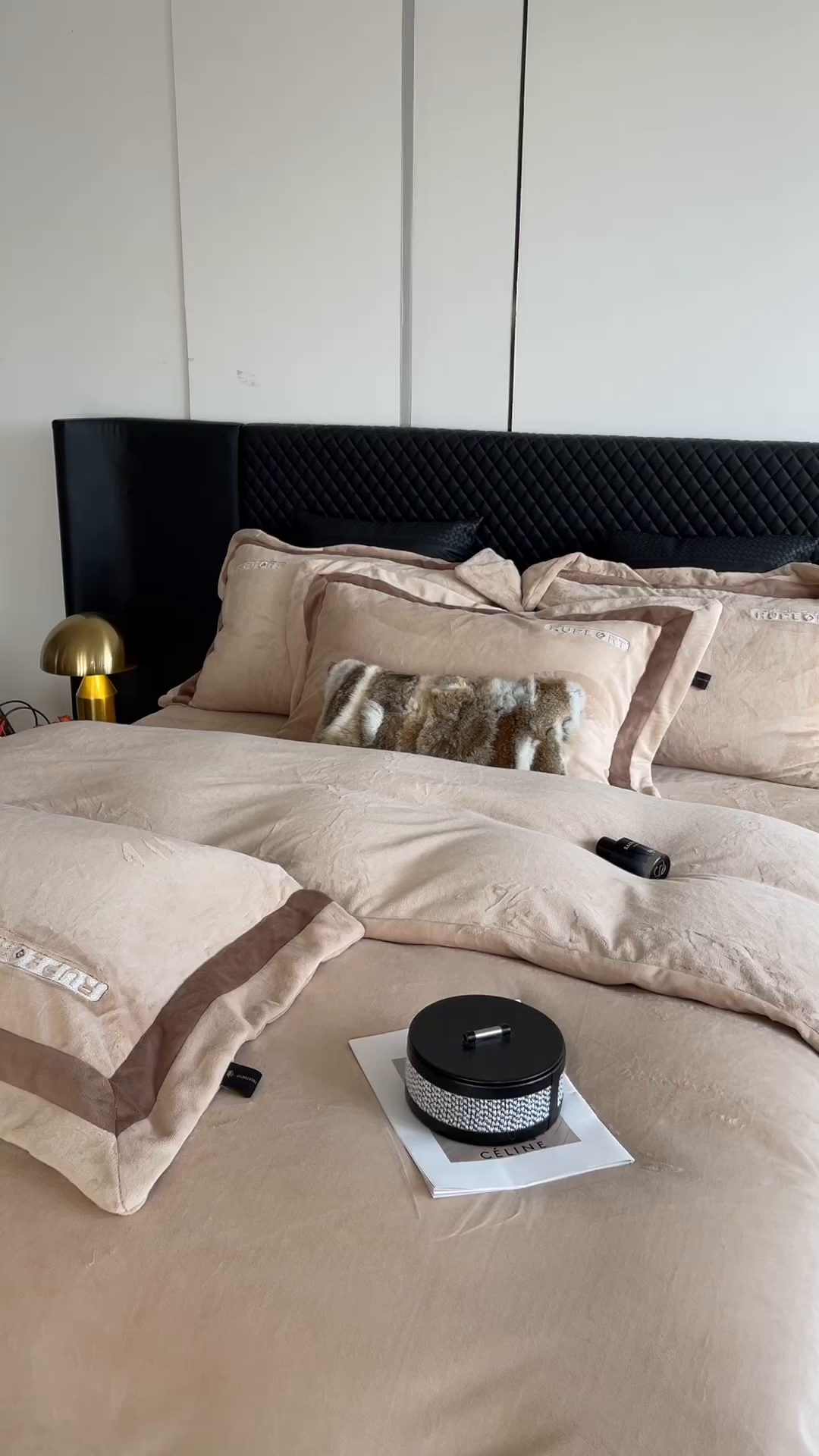 91家纺网 家纺一手货源 找家纺 莱豫家纺 2025秋冬新款加厚全消光绣花牛奶绒四件套标准12斤加大14斤送包装 马德里卡其