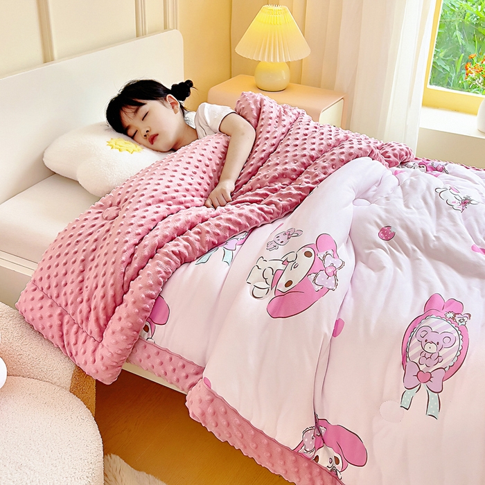 91家纺网 家纺一手货源 找家纺 吉咪兔家纺 25年新款三丽鸥库洛米儿童豆豆被针织棉幼儿园宝宝午睡春秋四季婴儿被子草莓美乐蒂