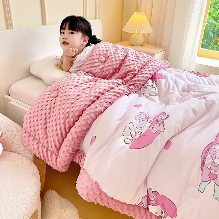 91家纺网 家纺一手货源 找家纺 吉咪兔家纺 25年新款三丽鸥库洛米儿童豆豆被针织棉幼儿园宝宝午睡春秋四季婴儿被子草莓美乐蒂