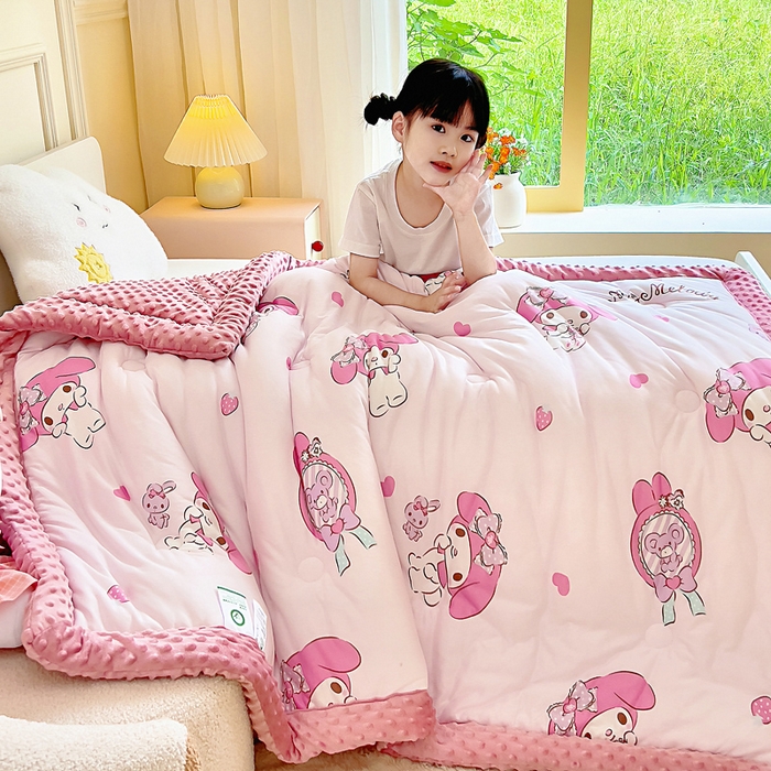 91家纺网 家纺一手货源 找家纺 吉咪兔家纺 25年新款三丽鸥库洛米儿童豆豆被针织棉幼儿园宝宝午睡春秋四季婴儿被子草莓美乐蒂