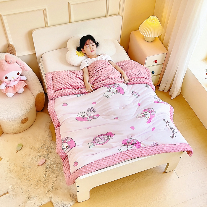 91家纺网 家纺一手货源 找家纺 吉咪兔家纺 25年新款三丽鸥库洛米儿童豆豆被针织棉幼儿园宝宝午睡春秋四季婴儿被子草莓美乐蒂