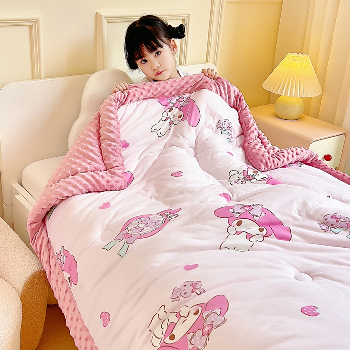 91家纺网 家纺一手货源 找家纺 吉咪兔家纺 25年新款三丽鸥库洛米儿童豆豆被针织棉幼儿园宝宝午睡春秋四季婴儿被子草莓美乐蒂