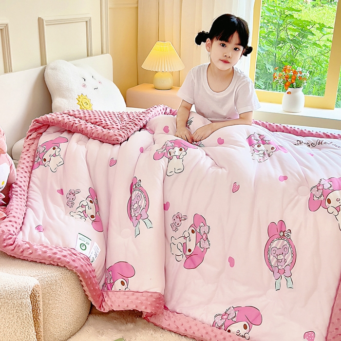 91家纺网 家纺一手货源 找家纺 吉咪兔家纺 25年新款三丽鸥库洛米儿童豆豆被针织棉幼儿园宝宝午睡春秋四季婴儿被子草莓美乐蒂