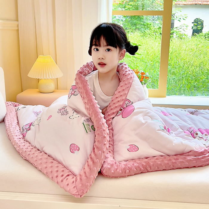 91家纺网 家纺一手货源 找家纺 吉咪兔家纺 25年新款三丽鸥库洛米儿童豆豆被针织棉幼儿园宝宝午睡春秋四季婴儿被子草莓美乐蒂