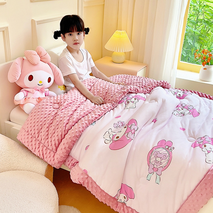 91家纺网 家纺一手货源 找家纺 吉咪兔家纺 25年新款三丽鸥库洛米儿童豆豆被针织棉幼儿园宝宝午睡春秋四季婴儿被子草莓美乐蒂