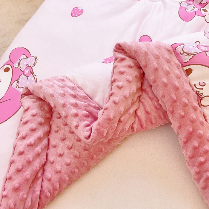 91家纺网 家纺一手货源 找家纺 吉咪兔家纺 25年新款三丽鸥库洛米儿童豆豆被针织棉幼儿园宝宝午睡春秋四季婴儿被子草莓美乐蒂