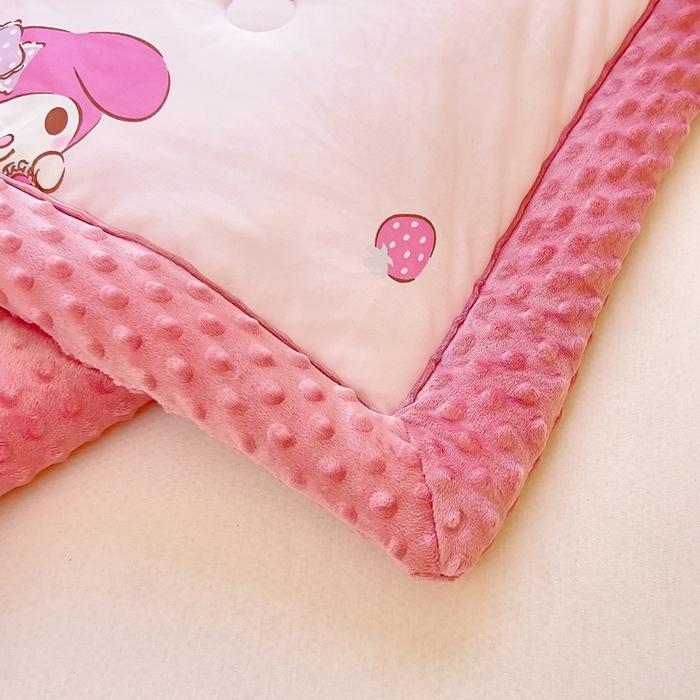 91家纺网 家纺一手货源 找家纺 吉咪兔家纺 25年新款三丽鸥库洛米儿童豆豆被针织棉幼儿园宝宝午睡春秋四季婴儿被子草莓美乐蒂