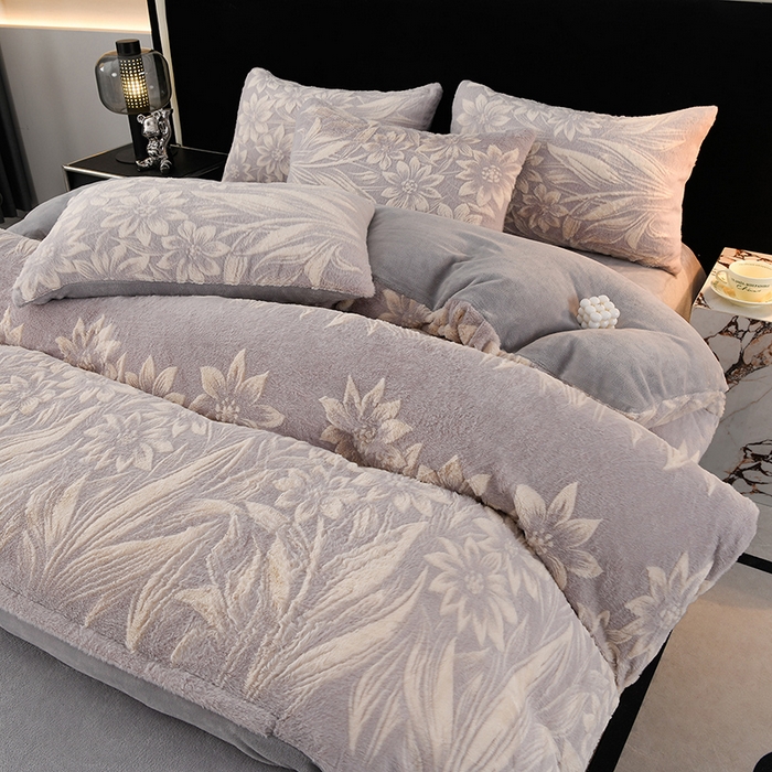 91家纺网 家纺一手货源 找家纺 德比尔斯 2025新款兔毛绒兔兔绒雕花牛奶绒四件套 馥雅-灰