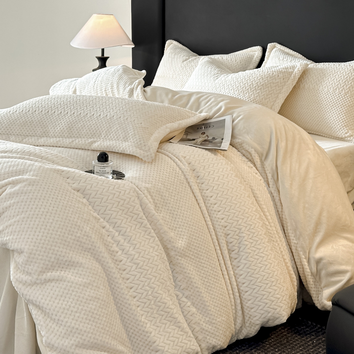 91家纺网 家纺一手货源 找家纺 （总）源舍家纺 2025新款色织拼色编织提花轻奢牛奶绒四件套（场景一）