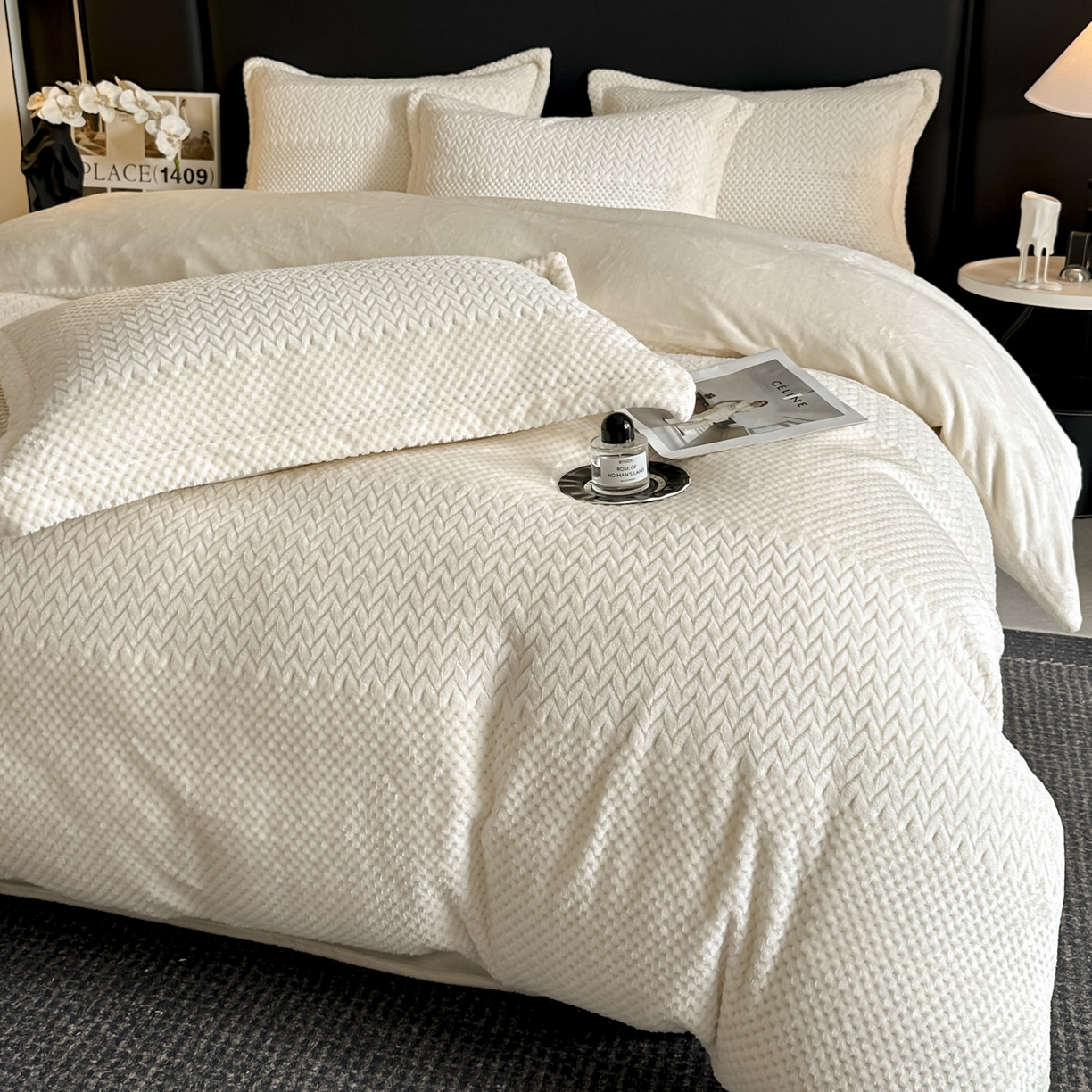 91家纺网 家纺一手货源 找家纺 （总）源舍家纺 2025新款色织拼色编织提花轻奢牛奶绒四件套（场景一）