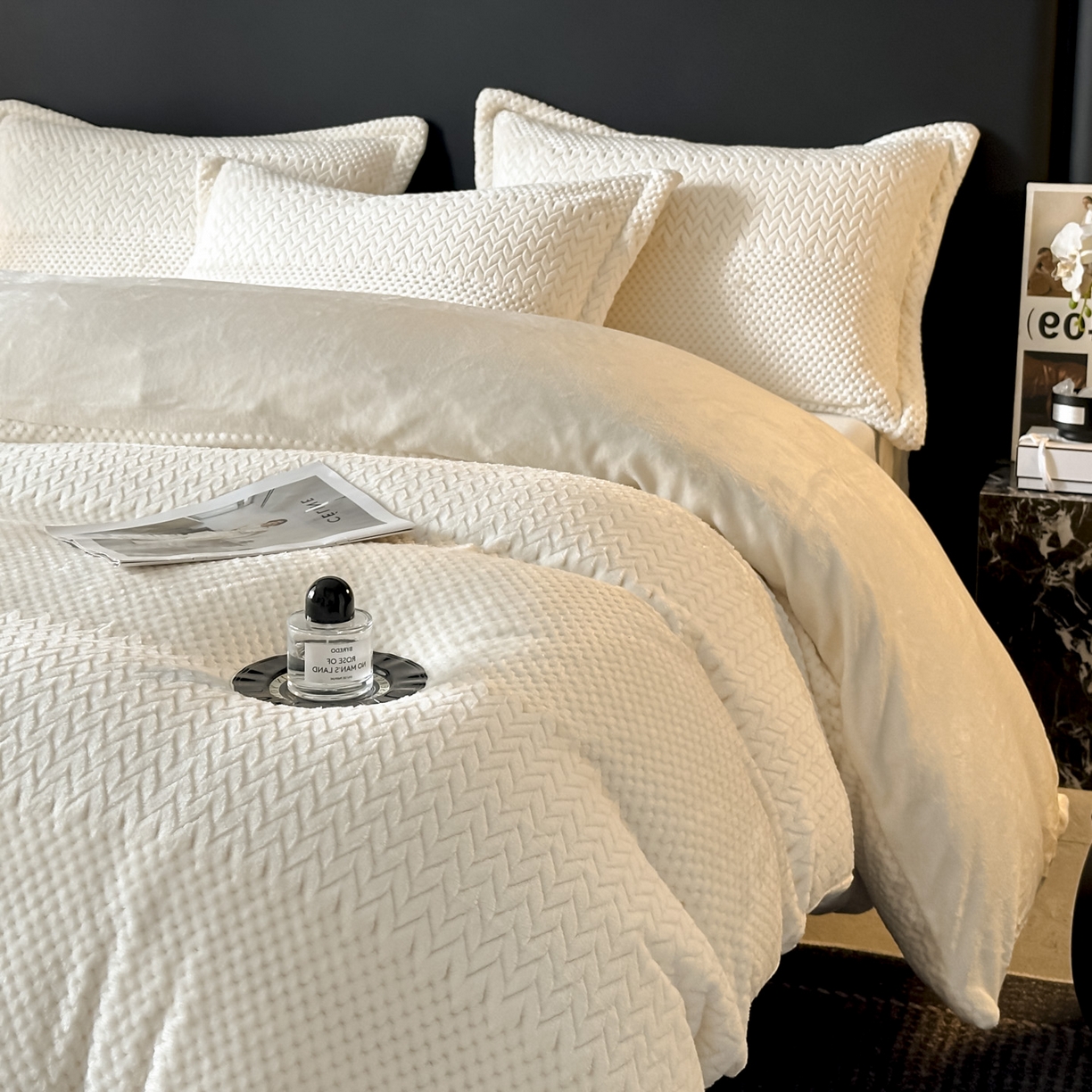 91家纺网 家纺一手货源 找家纺 （总）源舍家纺 2025新款色织拼色编织提花轻奢牛奶绒四件套（场景一）