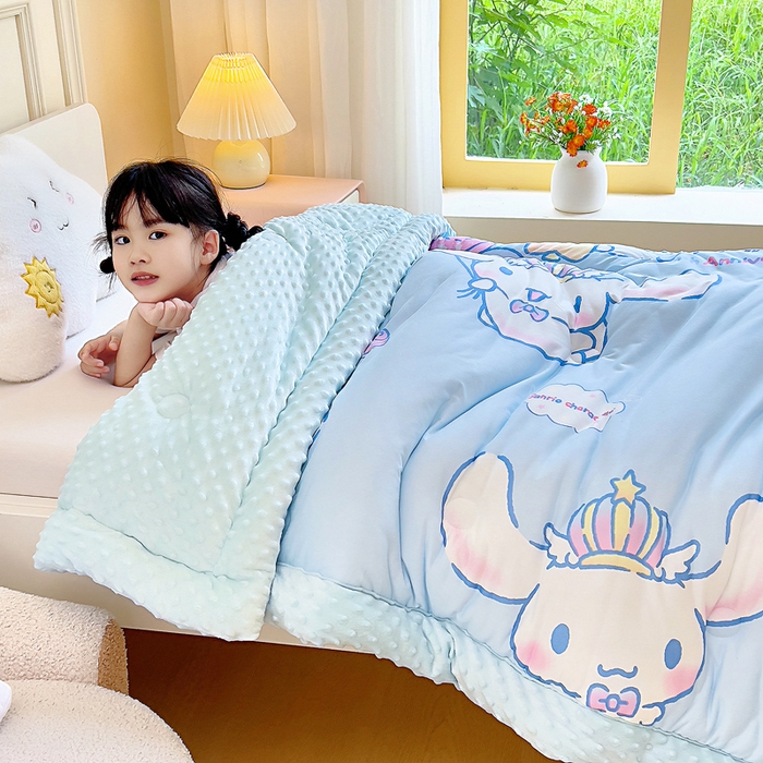 91家纺网 家纺一手货源 找家纺 吉咪兔家纺 25年新款三丽鸥库洛米儿童豆豆被针织棉幼儿园宝宝午睡春秋四季婴儿被子皇冠玉桂狗