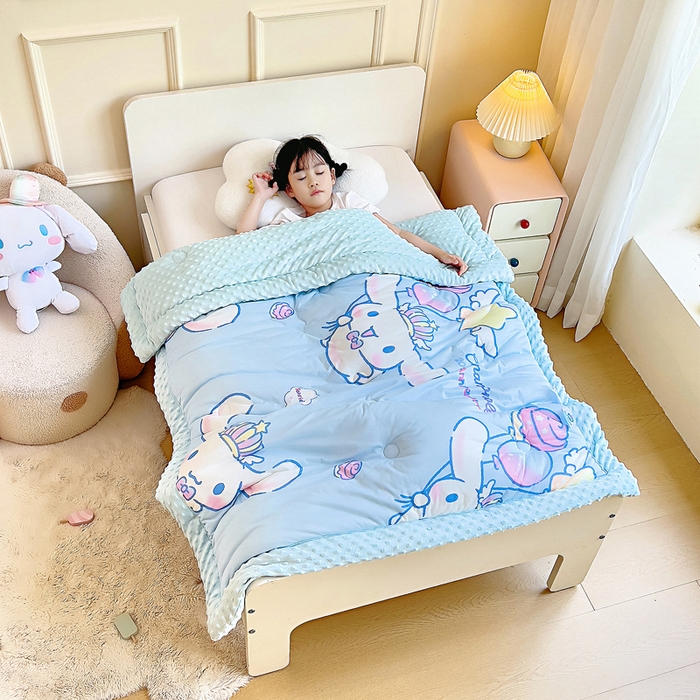 91家纺网 家纺一手货源 找家纺 吉咪兔家纺 25年新款三丽鸥库洛米儿童豆豆被针织棉幼儿园宝宝午睡春秋四季婴儿被子皇冠玉桂狗