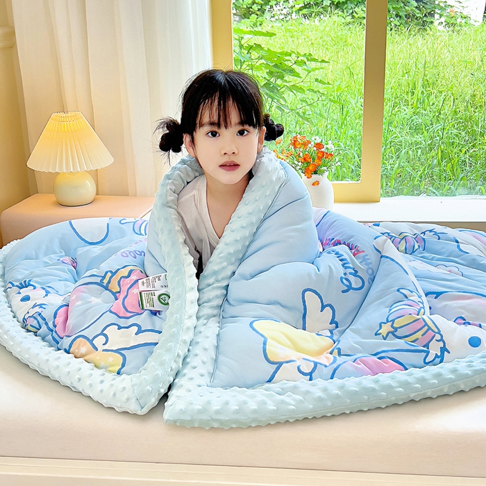 91家纺网 家纺一手货源 找家纺 吉咪兔家纺 25年新款三丽鸥库洛米儿童豆豆被针织棉幼儿园宝宝午睡春秋四季婴儿被子皇冠玉桂狗