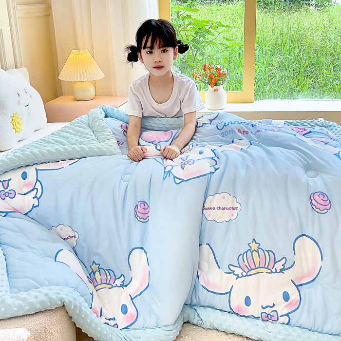 91家纺网 家纺一手货源 找家纺 吉咪兔家纺 25年新款三丽鸥库洛米儿童豆豆被针织棉幼儿园宝宝午睡春秋四季婴儿被子皇冠玉桂狗