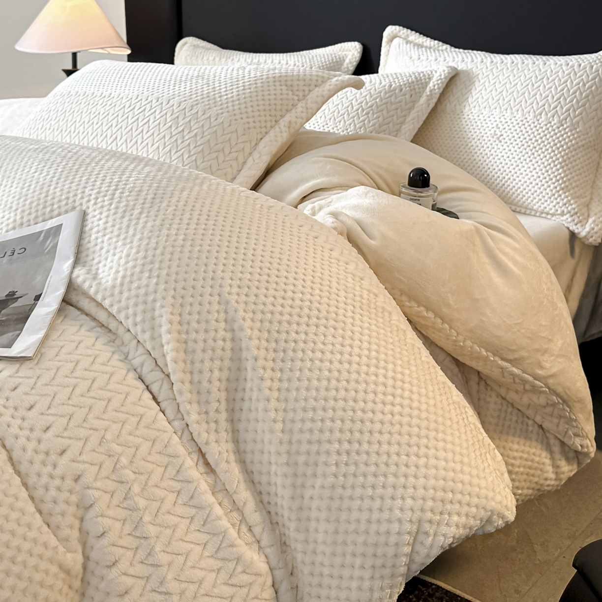 91家纺网 家纺一手货源 找家纺 （总）源舍家纺 2025新款色织拼色编织提花轻奢牛奶绒四件套（场景一）