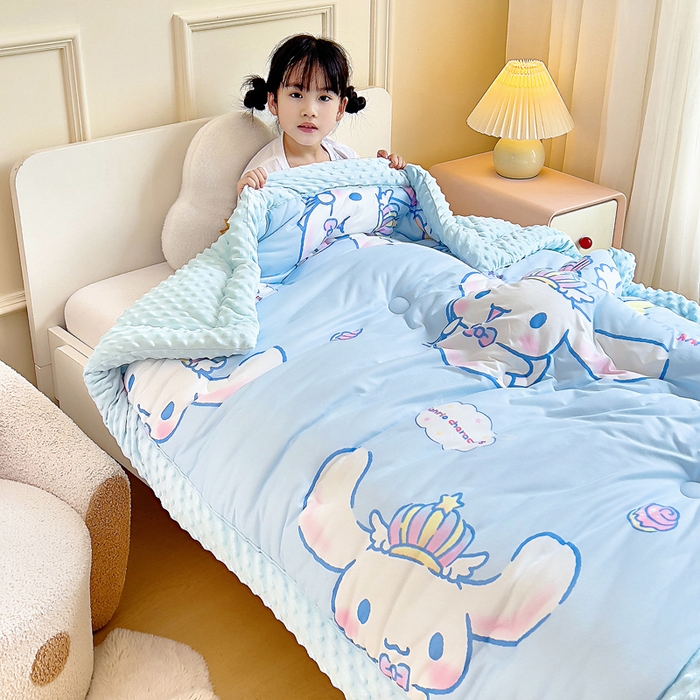 91家纺网 家纺一手货源 找家纺 吉咪兔家纺 25年新款三丽鸥库洛米儿童豆豆被针织棉幼儿园宝宝午睡春秋四季婴儿被子皇冠玉桂狗