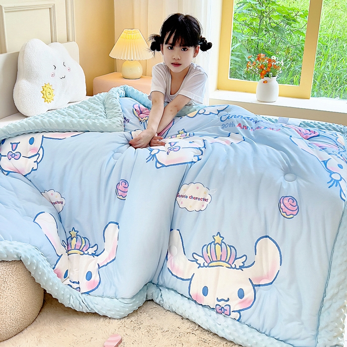 91家纺网 家纺一手货源 找家纺 吉咪兔家纺 25年新款三丽鸥库洛米儿童豆豆被针织棉幼儿园宝宝午睡春秋四季婴儿被子皇冠玉桂狗