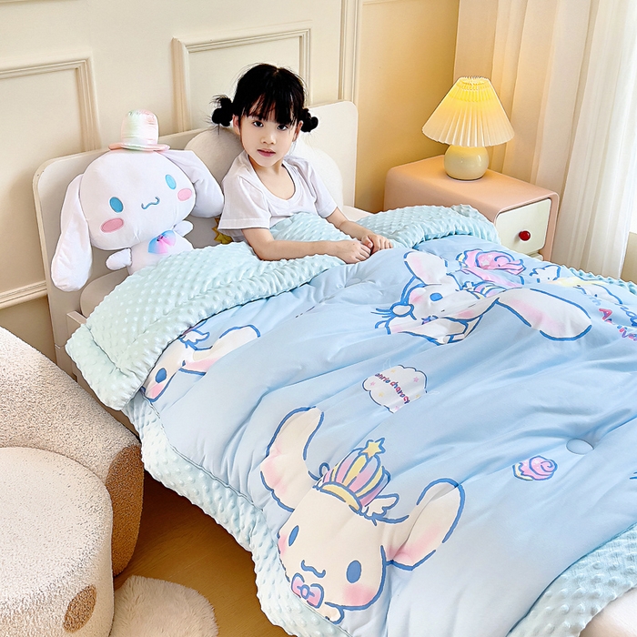 91家纺网 家纺一手货源 找家纺 吉咪兔家纺 25年新款三丽鸥库洛米儿童豆豆被针织棉幼儿园宝宝午睡春秋四季婴儿被子皇冠玉桂狗