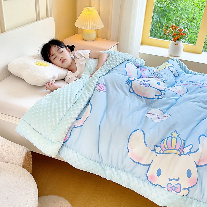 91家纺网 家纺一手货源 找家纺 吉咪兔家纺 25年新款三丽鸥库洛米儿童豆豆被针织棉幼儿园宝宝午睡春秋四季婴儿被子皇冠玉桂狗