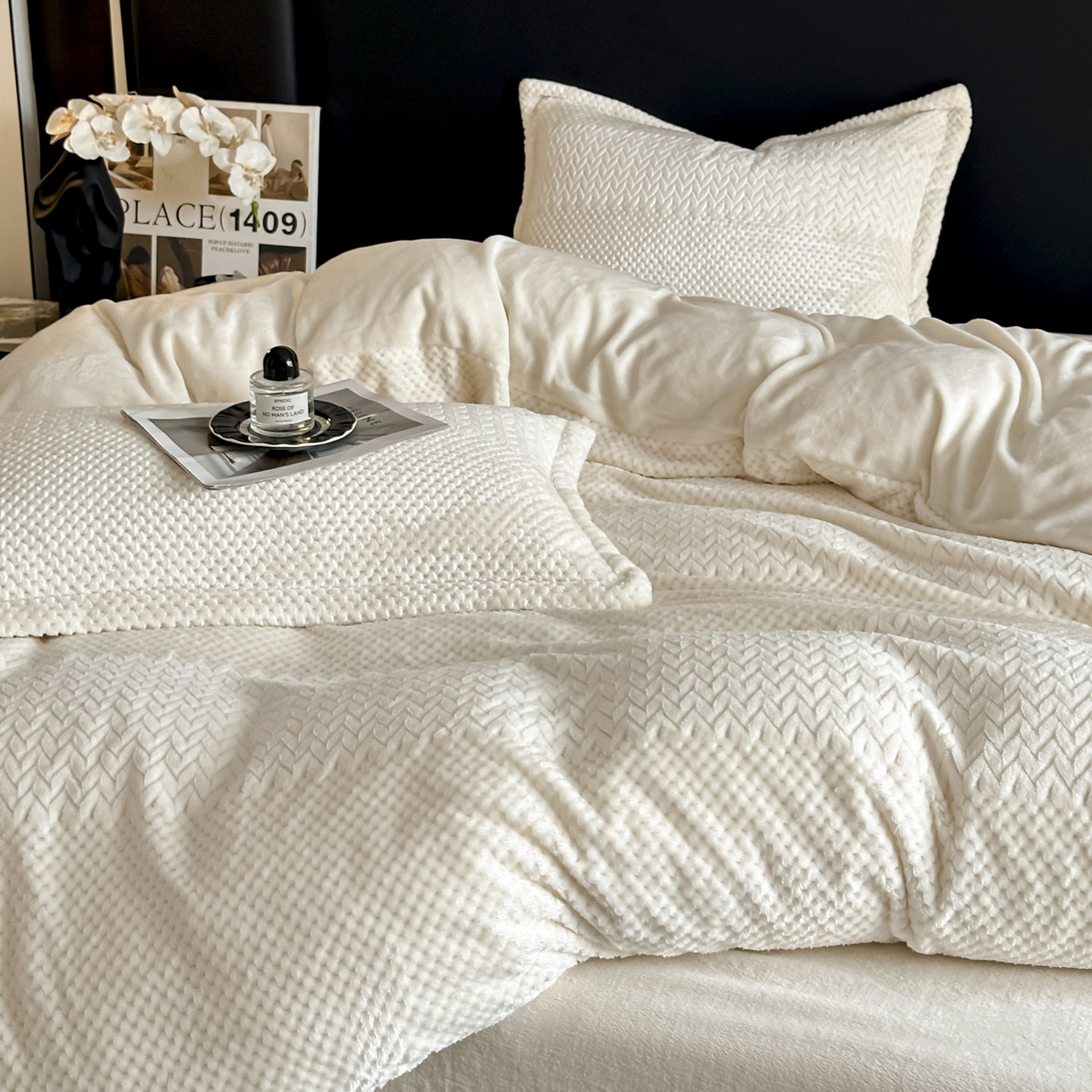 91家纺网 家纺一手货源 找家纺 （总）源舍家纺 2025新款色织拼色编织提花轻奢牛奶绒四件套（场景一）