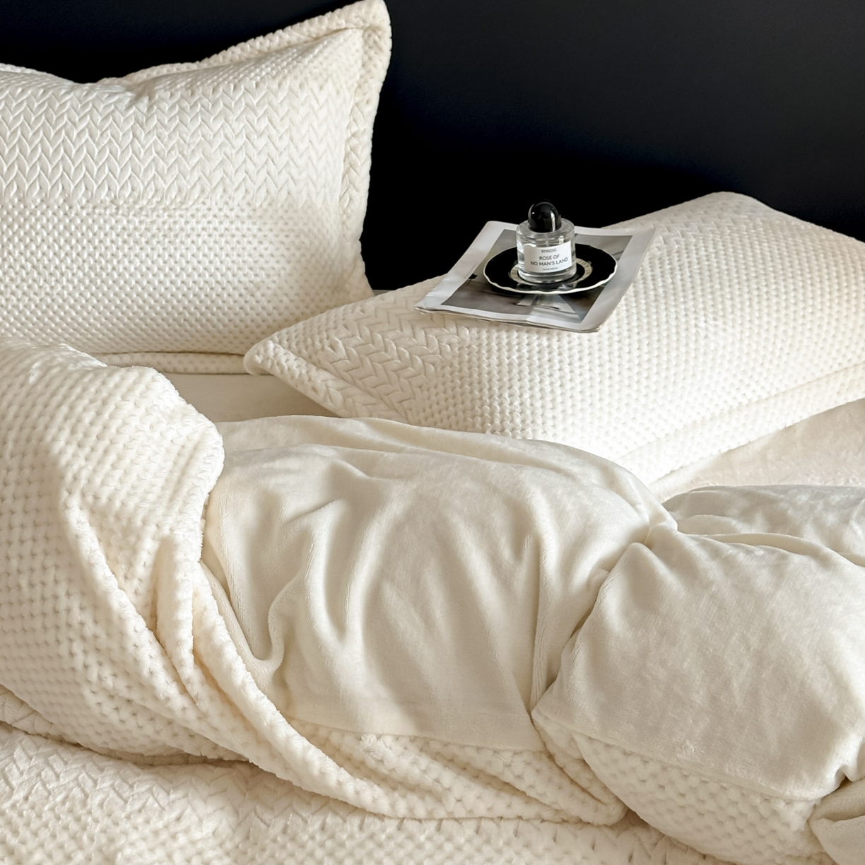 91家纺网 家纺一手货源 找家纺 （总）源舍家纺 2025新款色织拼色编织提花轻奢牛奶绒四件套（场景一）