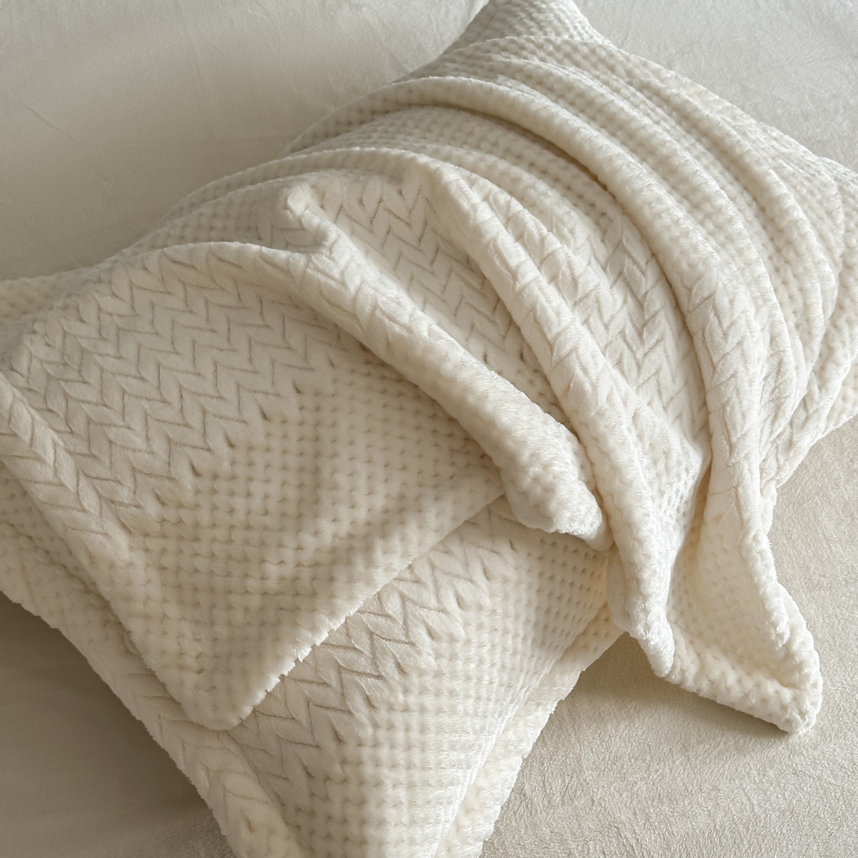 91家纺网 家纺一手货源 找家纺 （总）源舍家纺 2025新款色织拼色编织提花轻奢牛奶绒四件套（场景一）