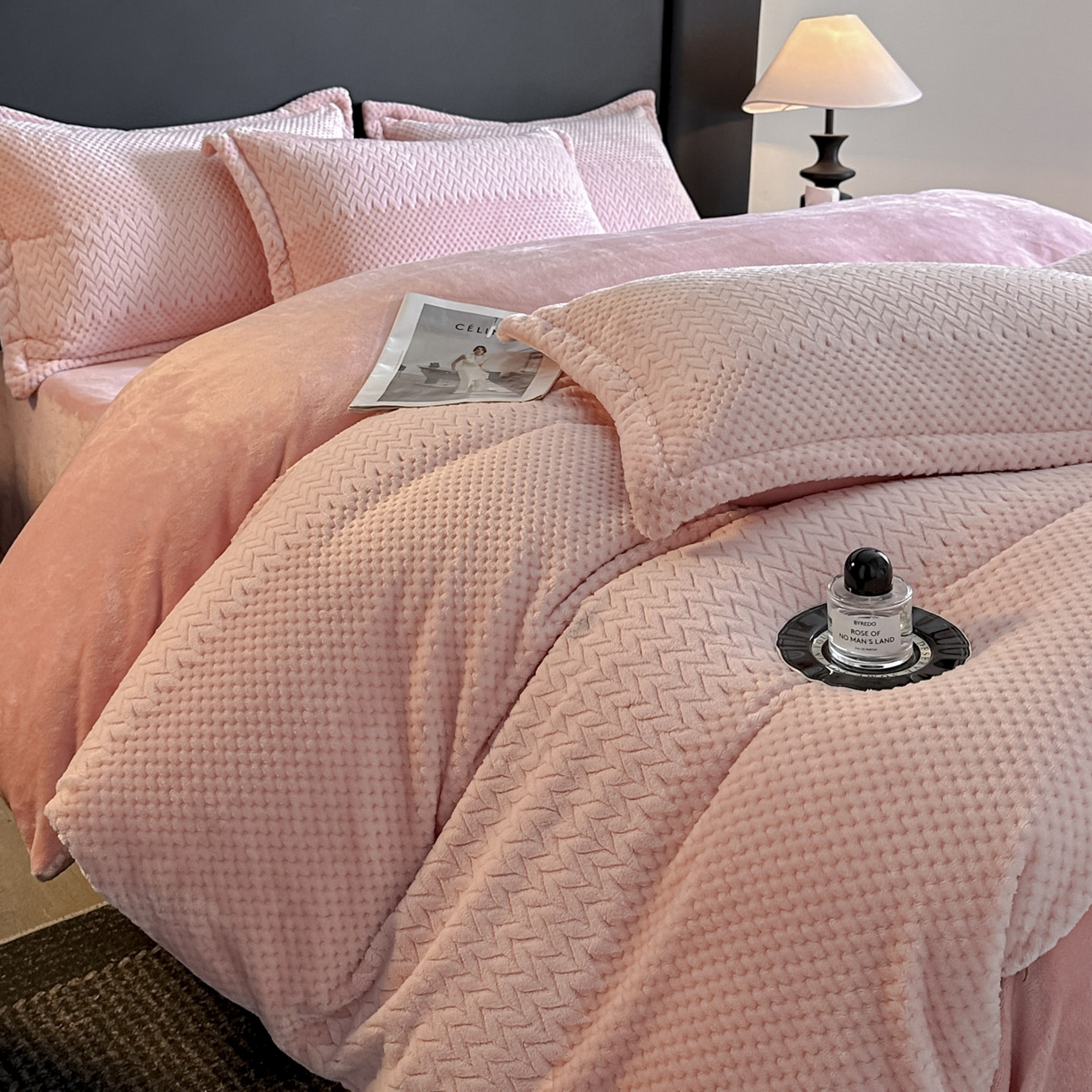 91家纺网 家纺一手货源 找家纺 （总）源舍家纺 2025新款色织拼色编织提花轻奢牛奶绒四件套（场景一）