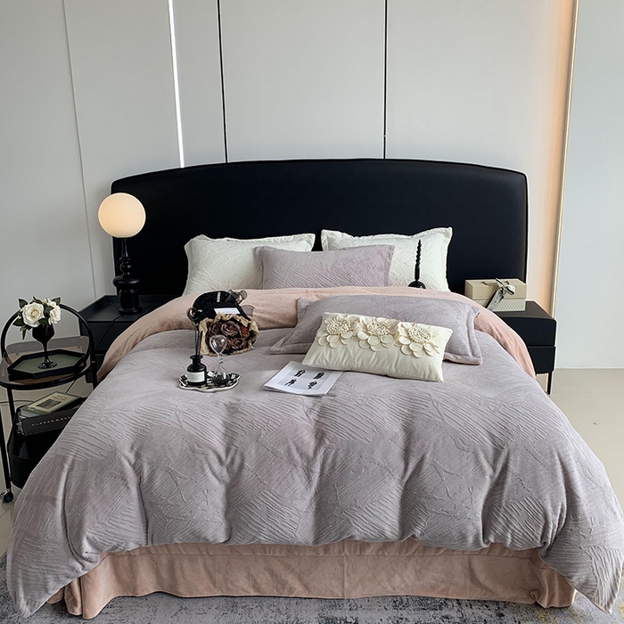 91家纺网 家纺一手货源 找家纺 莱豫家纺 2025新款全消光雕花牛奶绒四件套-流年 流年松露棕