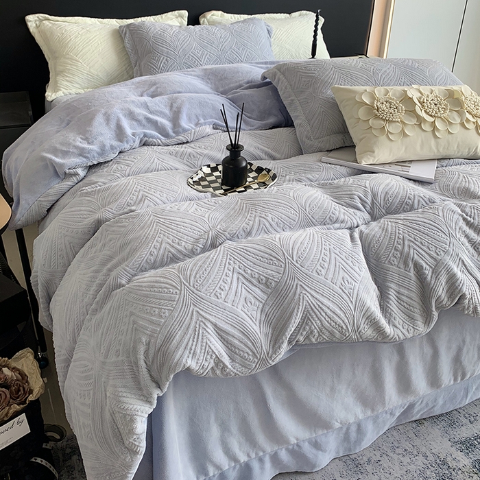 91家纺网 家纺一手货源 找家纺 莱豫家纺 2025新款全消光雕花牛奶绒四件套-流年 流年木薯灰