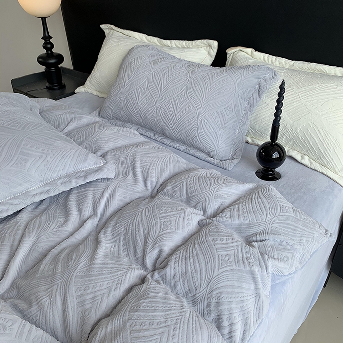 91家纺网 家纺一手货源 找家纺 莱豫家纺 2025新款全消光雕花牛奶绒四件套-流年 流年木薯灰