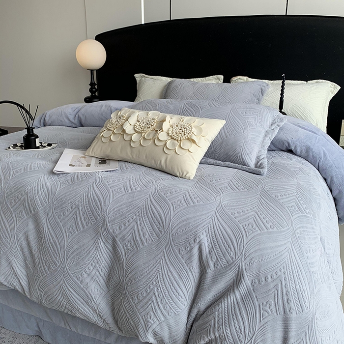 91家纺网 家纺一手货源 找家纺 莱豫家纺 2025新款全消光雕花牛奶绒四件套-流年 流年木薯灰